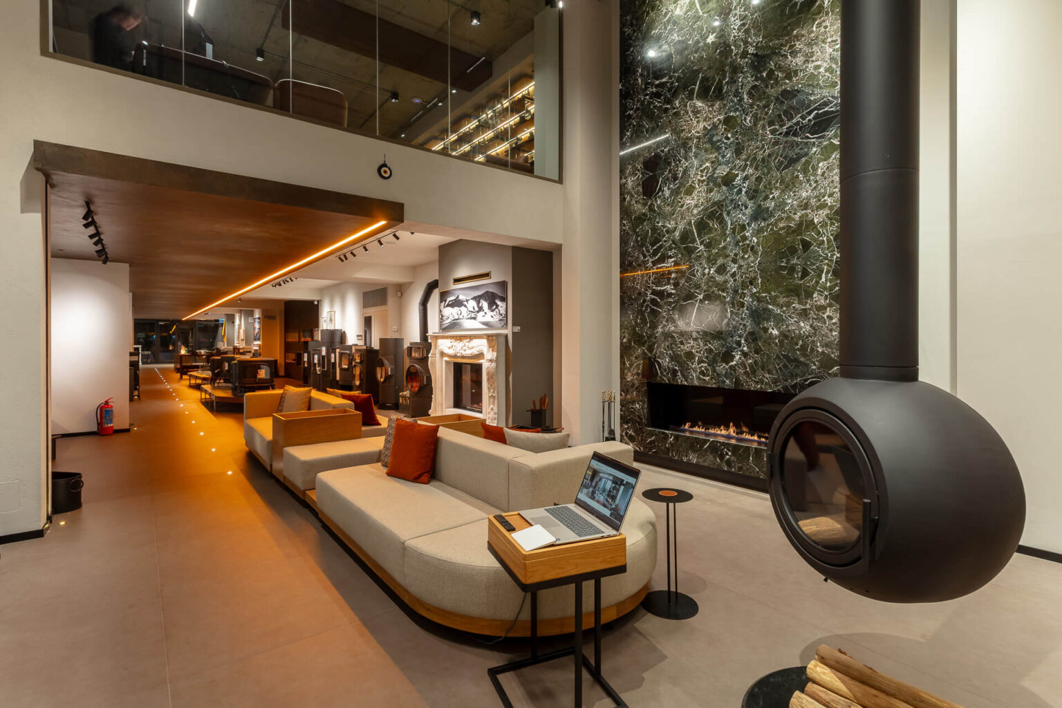 250218AKT083-1920px-sRGB